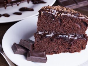 Bolo com creme e cobertura de chocolate