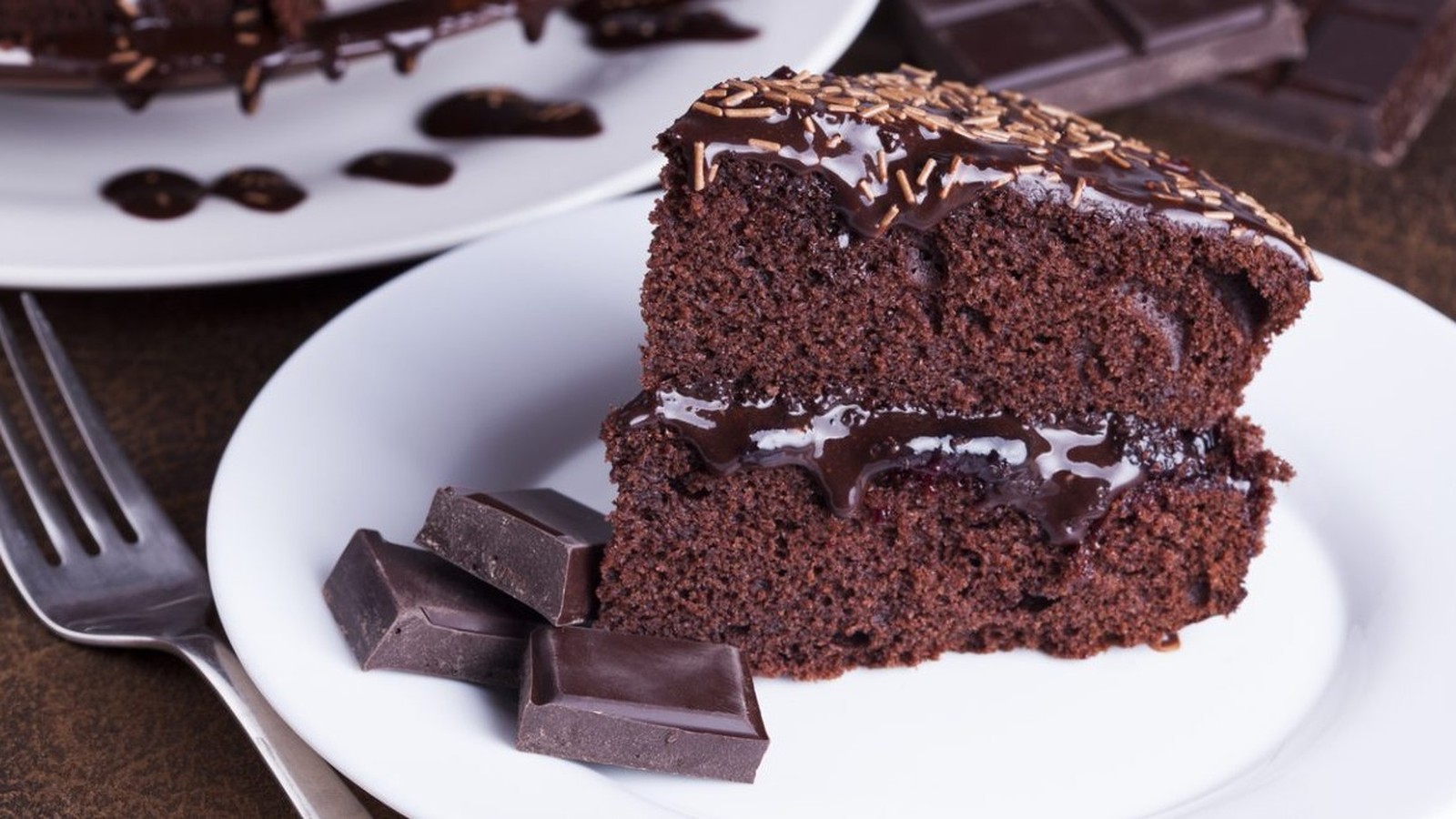 Receita de bolo de chocolate recheado com creme surpreende pela facilidade