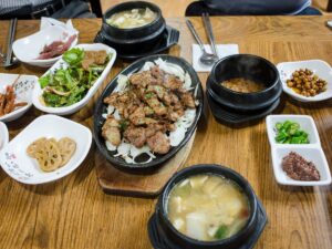 Banchan com acompanhamentos da culinária coreana