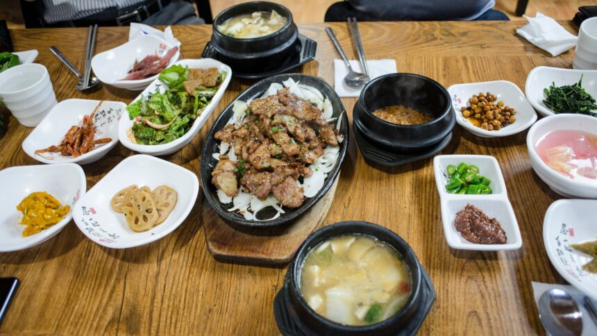 Banchan com acompanhamentos da culinária coreana
