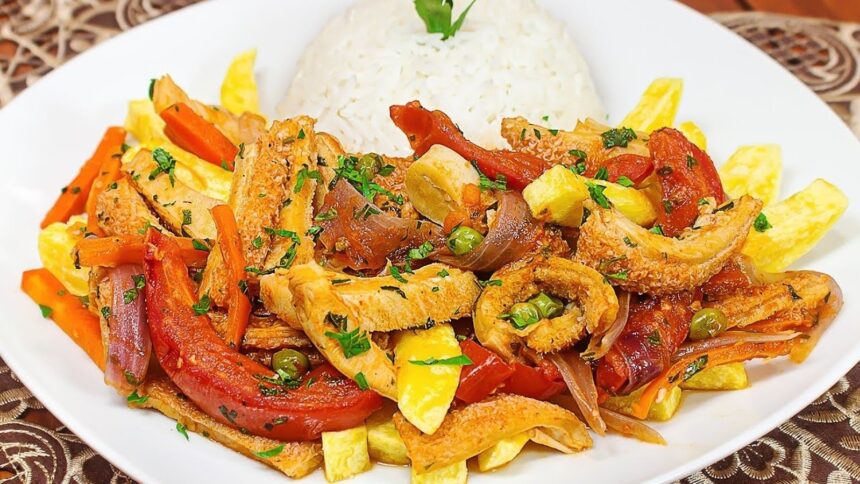 Mondonguito à italiana, com tripa bovina, legumes, batatas fritas, ervilhas, cenouras e arroz branco
