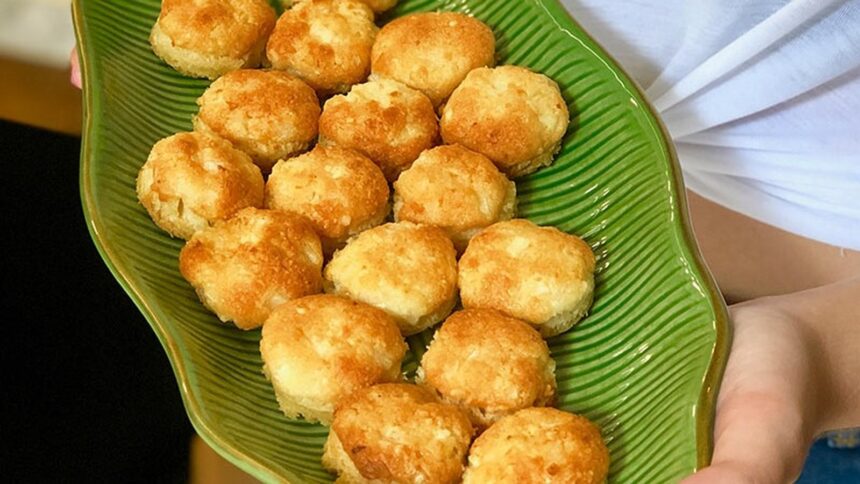 Petiscos dourados de cebola e parmesão em travessa verde em formato de folha