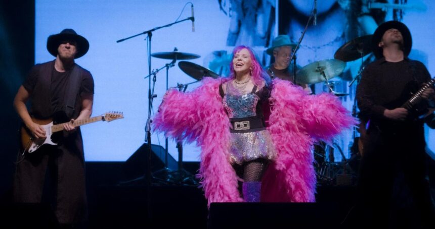 Baby do Brasil apresenta a turnê “A Menina Dança” no Palácio das Artes, em Belo Horizonte, no dia 7 de dezembro