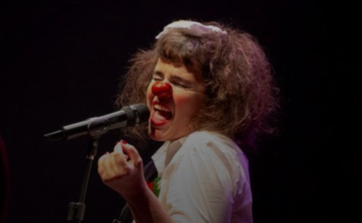 Mariana Arruda interpreta a palhaça Begônia no espetáculo Tom Menor, que une música e comicidade em uma homenagem à obra de Tom Jobim