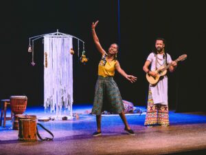 Espetáculo “Afrozinha e o Baobá” reúne música, ludicidade e ancestralidade em uma experiência artística voltada às crianças