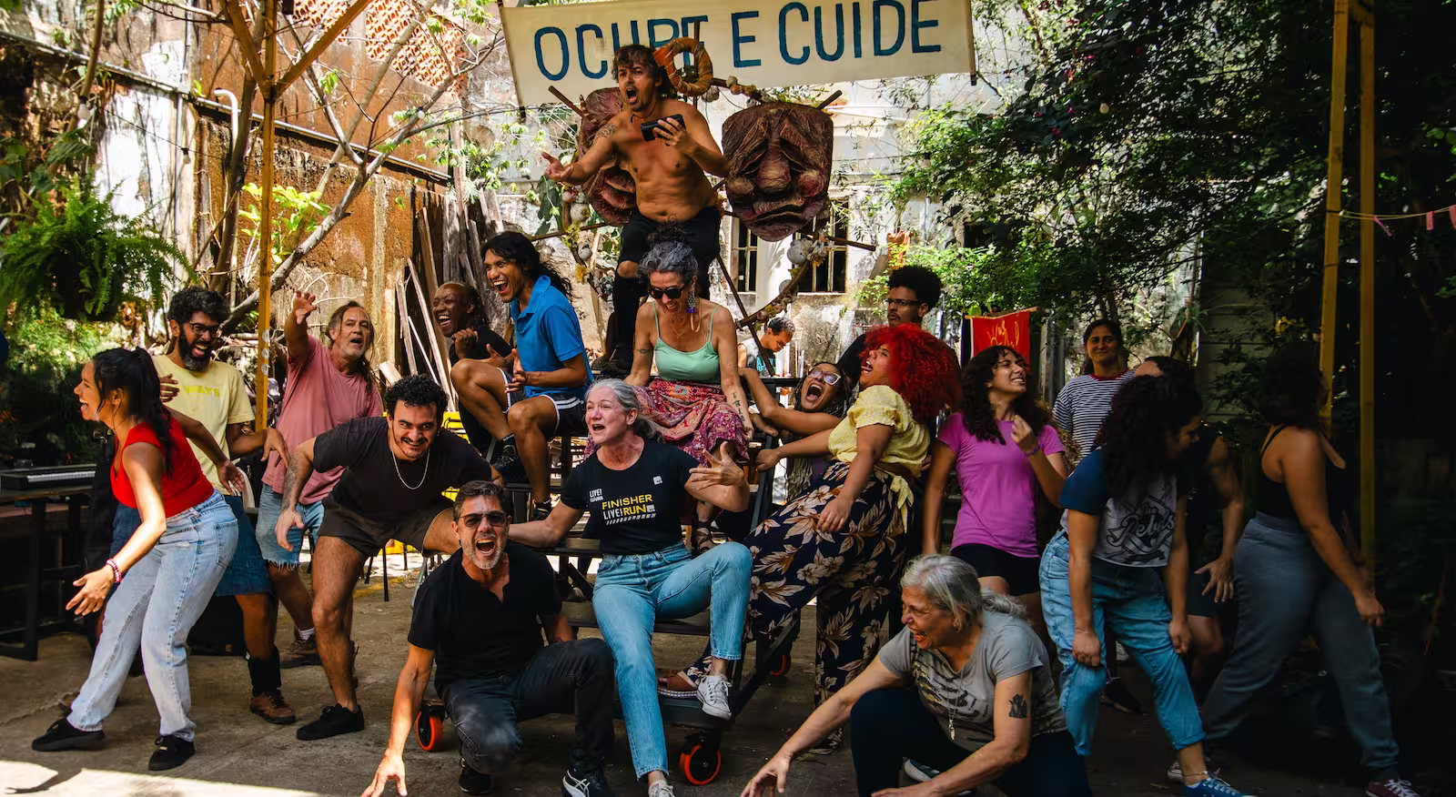 Espetáculo mistura teatro, carnaval e reflexão política em apresentações gratuitas em BH
