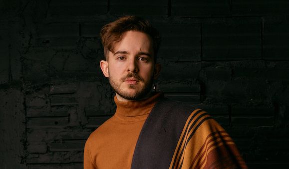 Rafael Witt em BH: cantor apresenta show solo nesta sexta