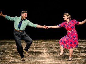 Lindy Hop mistura swing jazz, improvisação e movimentos enérgicos; ritmo ganhou destaque na Dança dos Famosos