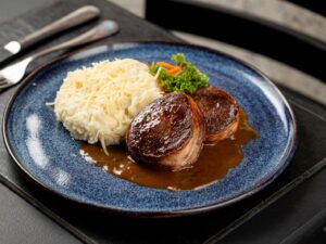 Medalhão de filé-mignon envolvido em bacon é uma das opções servidas no restaurante do Mercure Belo Horizonte Savassi