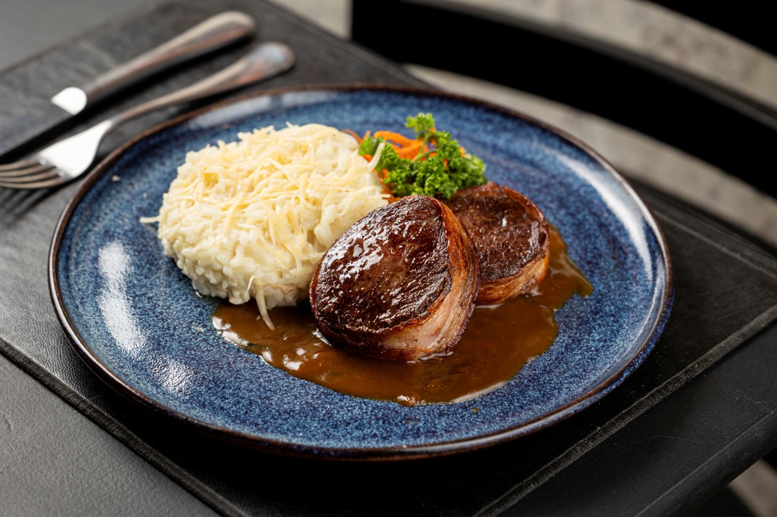 Medalhão de filé-mignon envolvido em bacon é uma das opções servidas no restaurante do Mercure Belo Horizonte Savassi