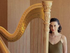 A Filarmônica de Minas Gerais apresenta concerto dedicado à harpa e aos teclados neste domingo (11), na Sala Minas Gerais, em Belo Horizonte