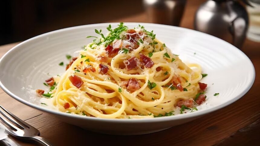 macarrão à carbonara com bacon e queijo