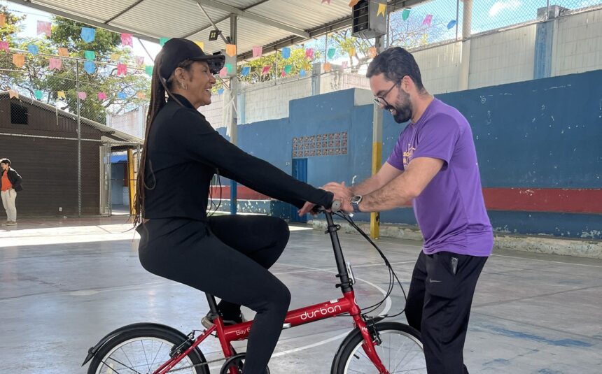 Oficina do projeto Dê um Rolê ensina pessoas de todas as idades a andar de bicicleta
