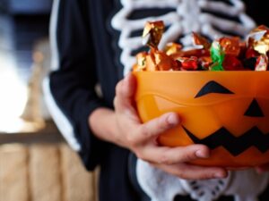 Crianças poderão personalizar baldinhos e participar de caça aos doces durante a programação de Halloween do Pátio Savassi