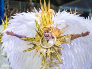 Blocos caricatos desfilam pelas ruas de Belo Horizonte durante o Carnaval; em 2027, as agremiações terão R$ 811,3 mil em recursos destinados pela Belotur