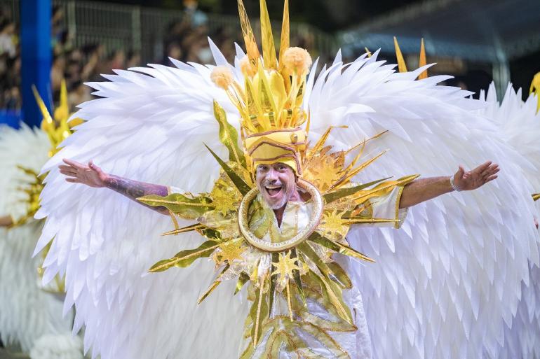 Blocos caricatos desfilam pelas ruas de Belo Horizonte durante o Carnaval; em 2027, as agremiações terão R$ 811,3 mil em recursos destinados pela Belotur