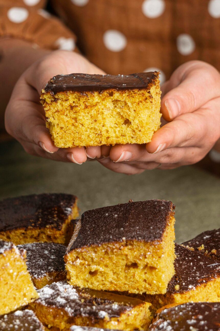 Bolo de cenoura com ganache de chocolate meio amargo é uma opção prática para o café da manhã ou o lanche da tarde
