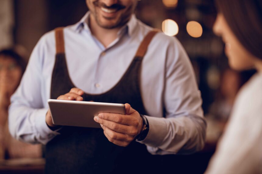 Taxa de serviço de 10% e couvert artístico podem aparecer na conta de bares e restaurantes, mas seguem regras diferentes para a cobrança
