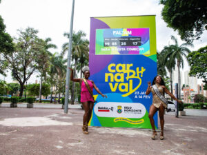 Totem de quatro metros instalado na Praça Rui Barbosa marca a contagem regressiva para o Carnaval de Belo Horizonte 2027, previsto para começar em 23 de janeiro