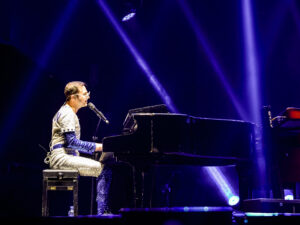 Rafael Dentini apresenta espetáculo inspirado na trajetória de Elton John, com grandes sucessos, piano, banda, figurinos e projeções