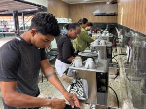 Curso de barista promovido pelo Viaduto das Artes, em parceria com a PBH, oferece capacitação técnica para quem deseja ingressar no mercado do café