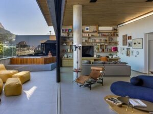 Sala de estar moderna com varanda, jacuzzi, vista para montanhas e cidade do Rio