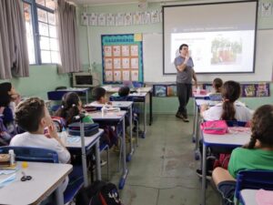 Alunos durante aula na Escola Municipal Padre Flávio Giammetta, em Belo Horizonte. Cadastro escolar para 2027 começa nesta terça-feira (20)
