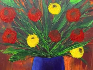 Pintura de um arranjo de flores vermelhas e amarelas em vaso azul, fundo laranja