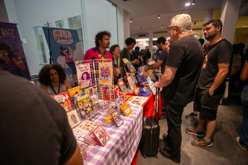 Estandes de quadrinistas e editoras durante a edição de 2024 do Festival Internacional de Quadrinhos de Belo Horizonte