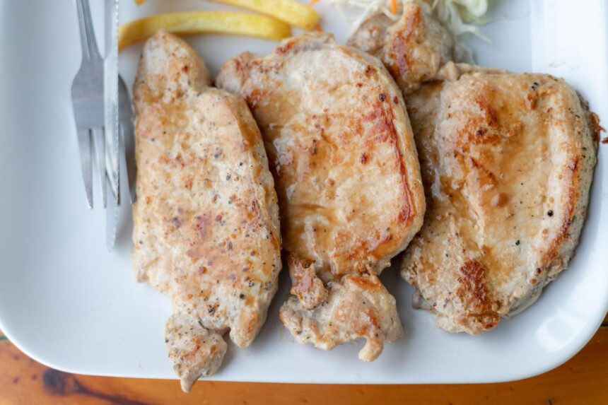 O preparo caseiro do blanquet de frango oferece uma opção saudável e saborosa para suas refeições, como alternativa a embutidos industrializados