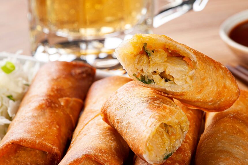 O rolinho primavera é um clássico asiático que pode ser feito em casa com a massa crocante da receita.