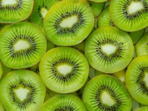 Kiwi verde pode ser um aliado na hora de dormir. A fruta é rica em nutrientes e antioxidantes, e estudos investigam sua relação com a qualidade do sono.