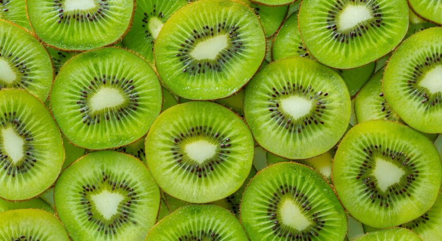 Kiwi verde pode ser um aliado na hora de dormir. A fruta é rica em nutrientes e antioxidantes, e estudos investigam sua relação com a qualidade do sono.