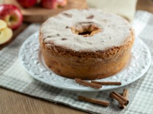 A receita de bolo de maçã com canela e limão ensina a preparar esta versão simples e saborosa