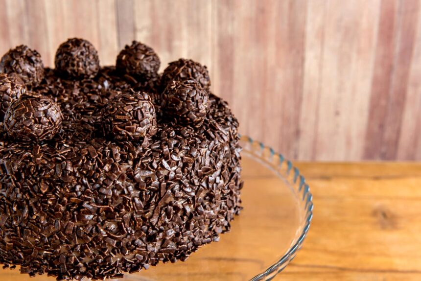 O bolo de brigadeiro é uma opção clássica para quem ama chocolate e não abre mão de uma sobremesa cremosa.