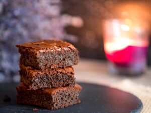 Brownie fit de micro-ondas com chocolate picado em uma caneca