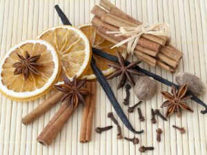 Canela, cravo-da-índia e outras especiarias são utilizadas em preparações caseiras para perfumar a casa.