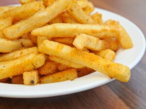 Batata frita caseira, dourada e crocante por fora, macia por dentro. Confira a receita e aprenda a preparar o acompanhamento em casa.