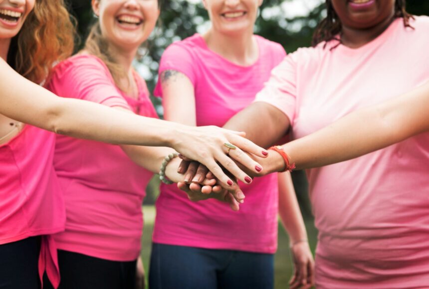 Campanha Outubro Rosa reforça a importância da prevenção e do cuidado com a saúde da mulher.