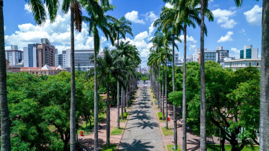 Praça da Liberdade terá cinema ao ar livre gratuito nesta quinta e sexta