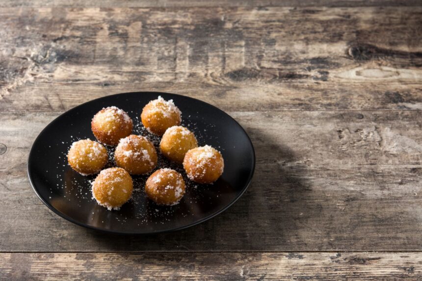 Buñuelos, a tradicional sobremesa mexicana, são preparados com massa frita e cobertos com açúcar, como os da imagem.