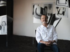 Marco Tulio Resende apresenta a exposição Diários, que reúne desenhos e registros produzidos ao longo de mais de cinco décadas