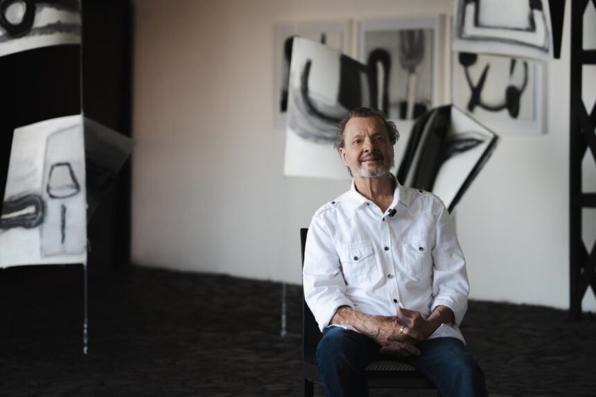 Marco Tulio Resende apresenta a exposição Diários, que reúne desenhos e registros produzidos ao longo de mais de cinco décadas