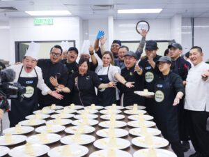 Carol Fadel participa de jantar beneficente durante encontro da Rede de Cidades Criativas da UNESCO, em Kuching, na Malásia