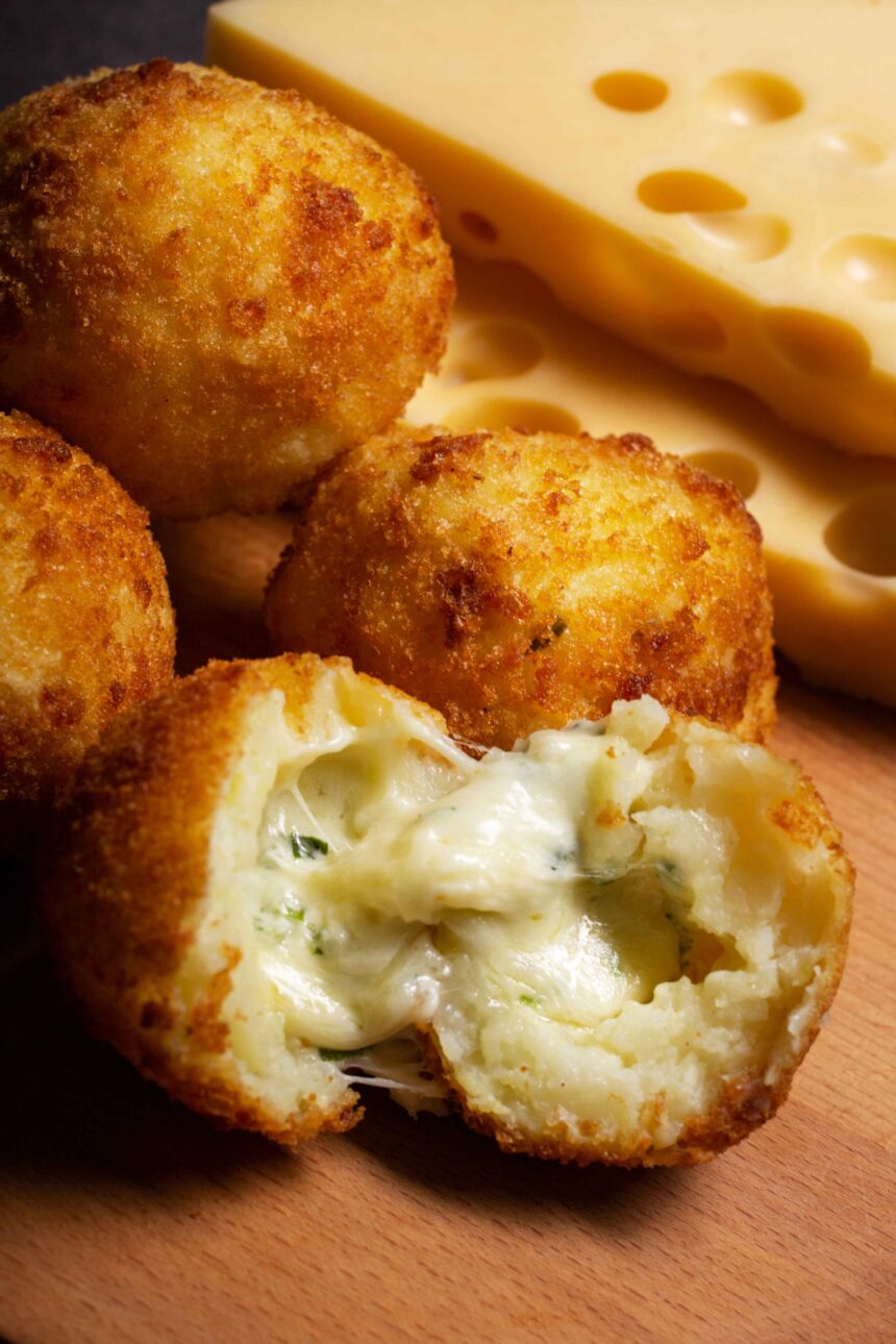 Bolinho de arroz é uma opção prática para reaproveitar as sobras e pode ser servido como lanche ou petisco