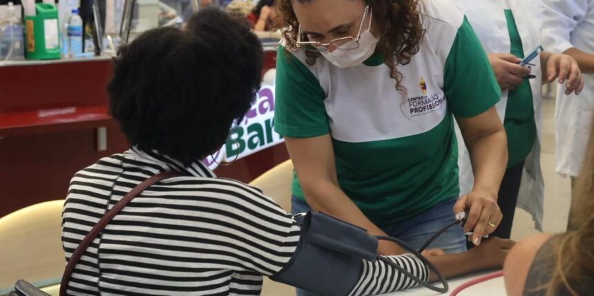 Ação do projeto Geração Cuidadora oferece serviços gratuitos de saúde na Rodoviária de Belo Horizonte no Dia da Pessoa Idosa.