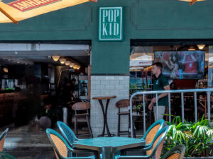 Pop Kid Bar completa 44 anos com novidades no cardápio e campanha inspirada na memória afetiva do Centro de Belo Horizonte