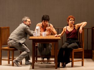 Drica Moraes, Caco Ciocler e Caio Cesar Passos protagonizam o espetáculo “Inter Alia”, que chega ao Sesc Palladium, em Belo Horizonte, nos dias 14 e 15 de novembro