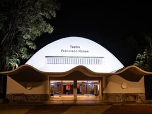 Espetáculo Maria Bonita na Cidade de Oz mistura fantasia, música e referências à cultura brasileira em apresentação no Teatro Francisco Nunes, neste domingo (18)