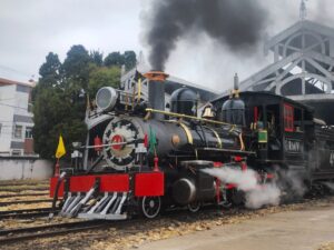 Locomotiva a vapor percorre o trecho entre São João del-Rei e Tiradentes, com a Serra de São José ao fundo